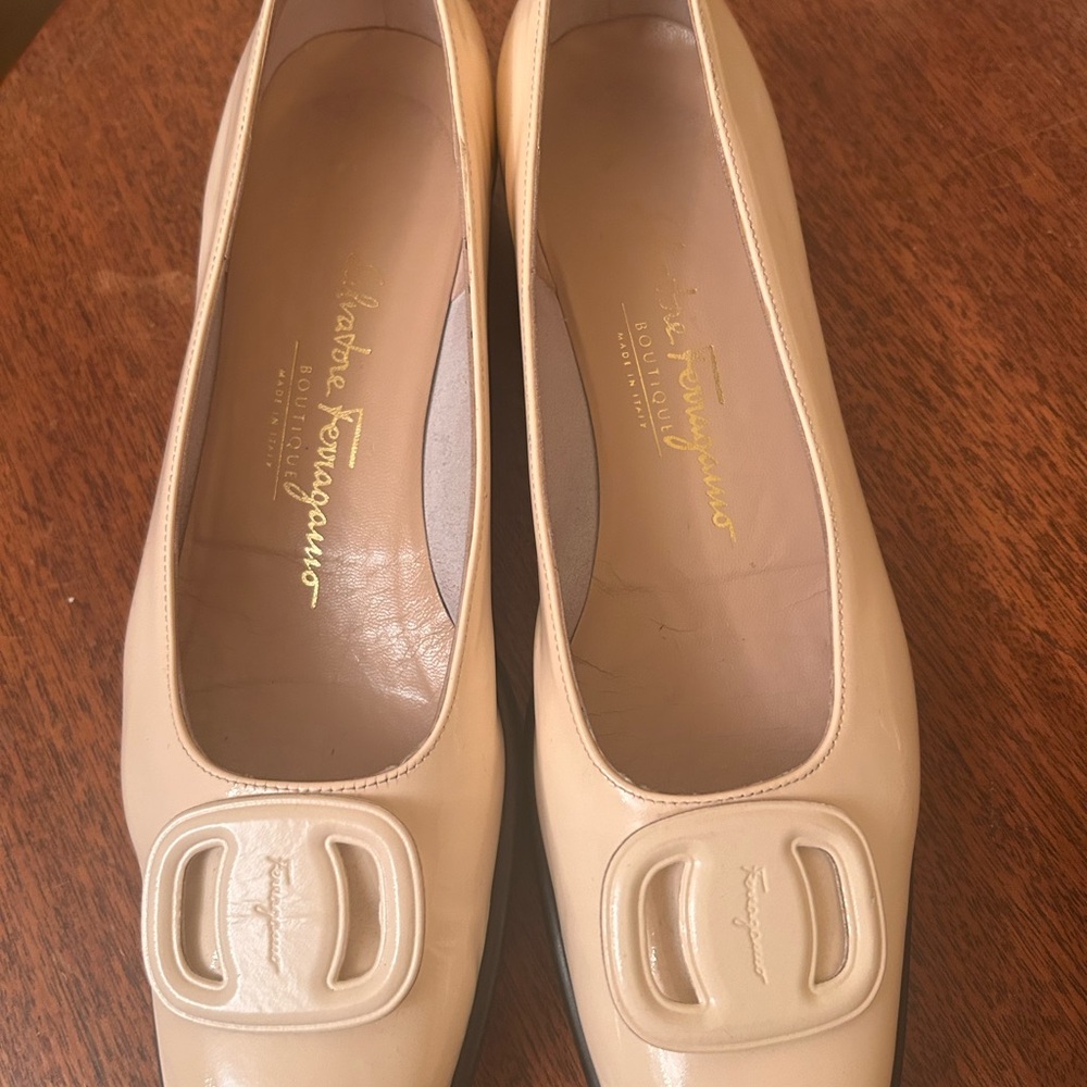 Salvatore Ferragamo Boutique 8B Cream Patent Leather Buckled Flats